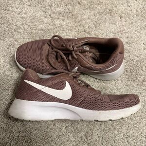 womens nike tanjun shoes